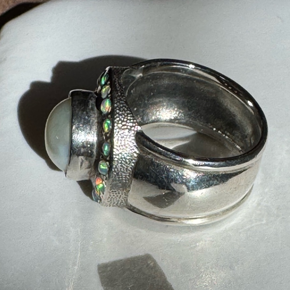 Vintage Silver Ring with Pearl and Opalescent Gems - Picture 5 of 11